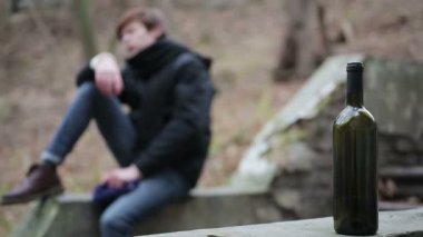 Duygusal adam keder içinde ağlıyor hayatında, alkol bağımlılığı kötü zaman acı