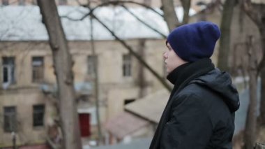 Kameraya, yalnızlık seyir hüzünlü düşünceler depresif erkek genç