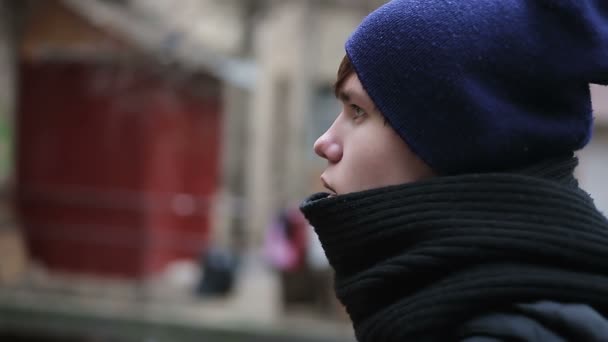 Trieste man die zichzelf te beschuldigen van conflict met vriendin, medelijden met uiteenvallen — Stockvideo