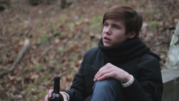 Hopplös ung man dricker alkohol, har inget förtroende i framtiden svår depression — Stockvideo