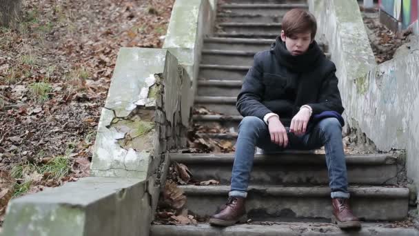 Mérges fiatalember, aki érzi a beteg és fáradt-ból élet, összeszorítása ököllel tehetetlenül — Stock videók