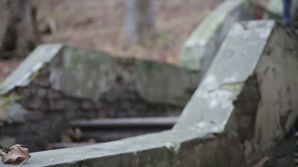 Mann lässt halb leere Flasche im alten Park zurück und wählt nüchternes Leben ohne Alkohol — Stockvideo