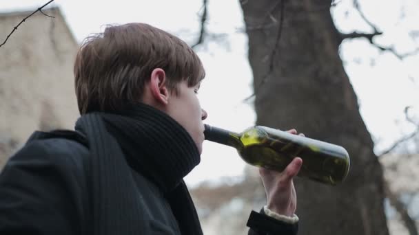 Homem triste afogando a pena no vinho, problema da dependência de álcool, depressão — Vídeo de Stock