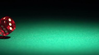 Kazanmak için şans kumar kırmızı casino dice ağır çekimde yeşil masada haddeleme