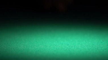 Tablo, online casino için güzel arka plan üzerinde kırmızı zar atma kişi