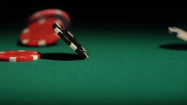 Çok uyuşuk, şanslı kazanan Casino casino tablo düşen poker fişleri