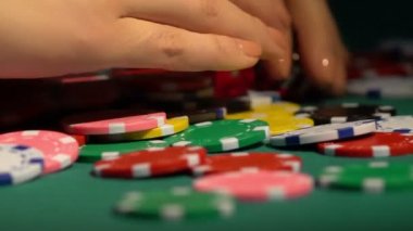 Erkek poker masadan fiş toplama büyük kazık eller. Lider kazanan ödül