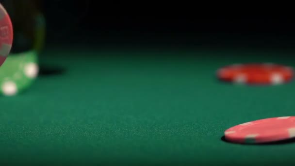 Многие фишки для покера падают на зеленый стол казино, игрок выигрывает супер приз — стоковое видео