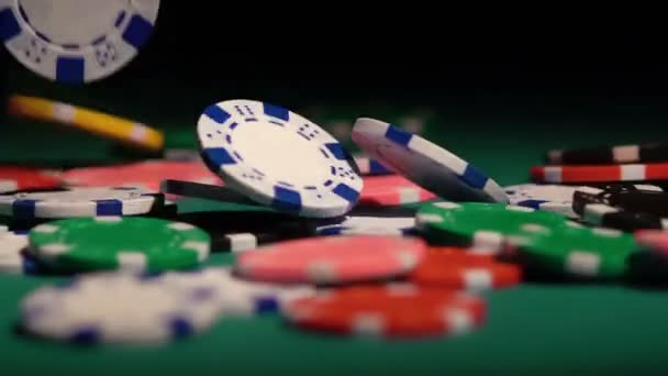 Fichas coloridas caindo na mesa de poker verde. Jogador de sucesso ganhando jogo — Vídeo de Stock