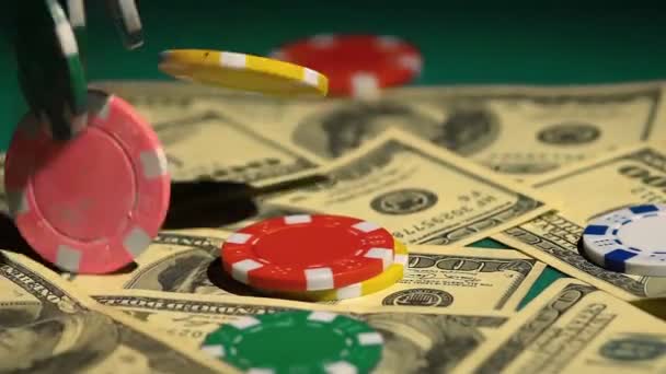 Apuestas en el casino, un montón de fichas de colores cayendo sobre el dinero en la mesa verde — Vídeos de Stock