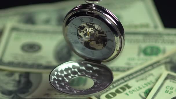 Close-up van vintage pocket watch opknoping boven geld, kostbare tijd voorbij — Stockvideo