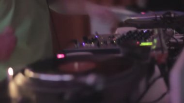 Ses cihazı, karıştırıcı, düğmelere erkek Dj vinil kayıt içinde klübünde oynamaktadır.