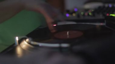 Popüler erkek disk jokey vinil kaydı iplik sosyal etkinlikte, müzik