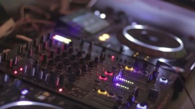 Gece kulübünde müzik, profesyonel ekipman denetimlere tweaking erkek Dj