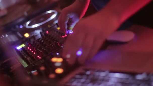Profesional dj haciendo música en la consola de mezcla y disfrutando de su trabajo — Vídeos de Stock