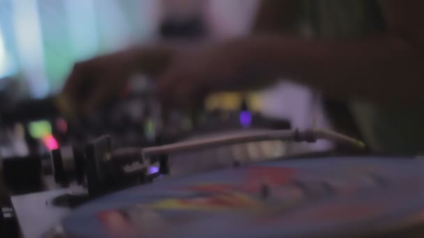 Männlicher DJ, der Musik in einem Nachtclub spielt. Nahaufnahme von kreativem Plattendesign — Stockvideo