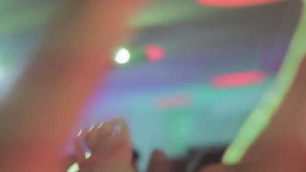 Persone felici che ballano, si godono la musica in discoteca. L'uomo che saluta mani a concerto — Video Stock