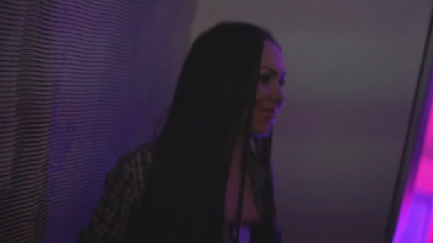 Mooie brunette met dreadlocks dansen in de nachtclub. Subcultuur — Stockvideo