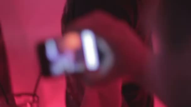 Nachtclub-Performance, Mann fotografiert und filmt beliebten DJ am Telefon — Stockvideo