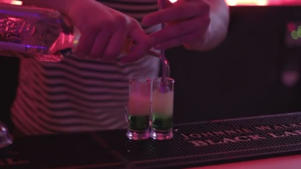 Actieve barman maken en serveren van alcohol schoten nachtclub partij gasten — Stockvideo