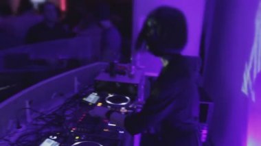 İnsanlar dans pistinde güzel kadın dj performans müzik heyecanlı
