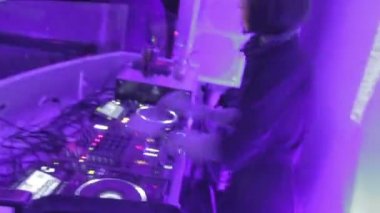Eğlenceli gece kulübünde seyirci Timelapse kadın dj müzik kayıtları, karıştırma