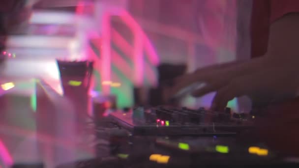 Silhouette di persone che festeggiano, mani di disc jockey maschile che suonano musica nel club — Video Stock