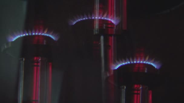 Сжигание огня в газовых фонарях для создания теплой атмосферы отдыха в ночном клубе — стоковое видео