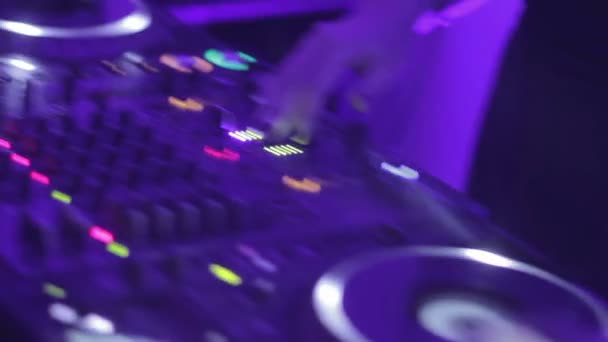 Female deejay performing at nightclub party, mixing music records for public — Stock Video