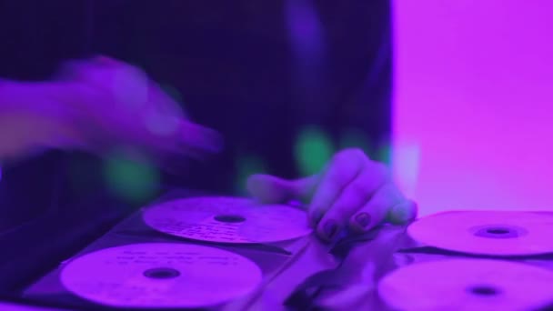 Mujer dj tomando cd registro de la colección, tocando mezcla de música en el club nocturno — Vídeos de Stock