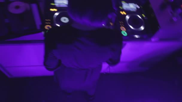 Ovansida av hot kvinnliga dj utför i klubben för glad allmänheten, dansar till musik — Stockvideo