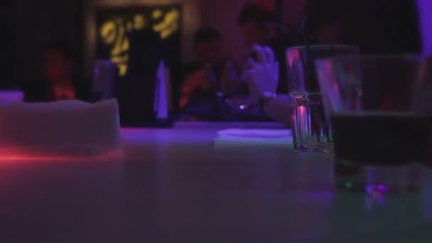 Ludzi, relaks z napoje alkoholowe, aktywnego atmosfery o licznik bar nocny — Wideo stockowe