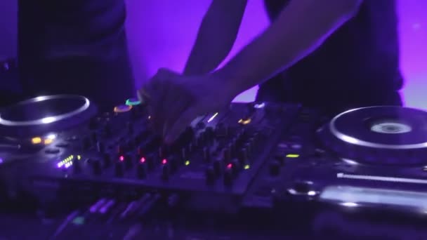 Ragazza sexy scuotendo fianchi allo spettacolo di musica nel club, dj mani maschili controlli di commutazione — Video Stock