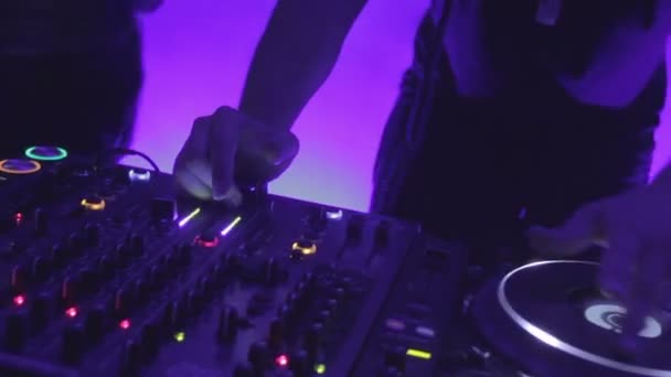 Mužské dj škrábání talíř gramofonu během výkonu v populární noční klub — Stock video