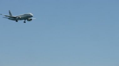 Mavi gökyüzü, havaalanında, yolcu taşımacılığı iniş uçak uçan uçak
