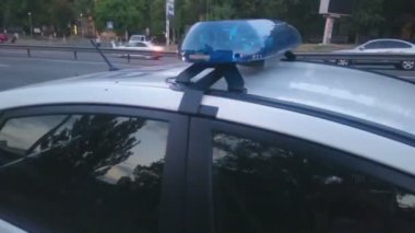 Acil servis aracı, mavi Flaşörler polis arabası, 911'i üzerinde yakın çekim yanıp sönen ışıklar