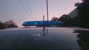 Mavi polis ışıkları yanıp sönen devriye arabası, acil servis aracı, kolluk