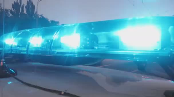 Όχημα έκτακτης ανάγκης μπλε φώτα που αναβοσβήνουν, κινηματογράφηση σε πρώτο πλάνο. Απρόσιτο αστυνομία, ασθενοφόρο — Αρχείο Βίντεο