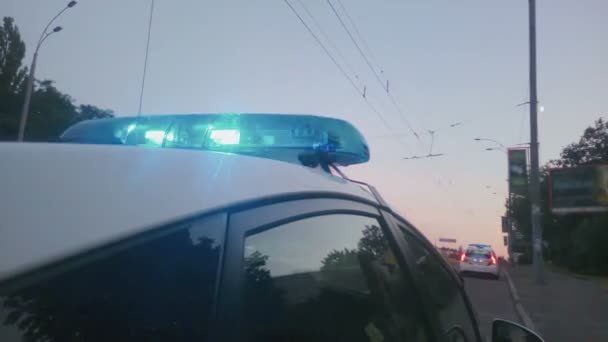 Luces giratorias azules del coche de policía, accidente de tráfico de la ciudad, escena del crimen, emergencia — Vídeo de stock