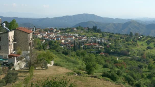 Hermosa vista del pueblo de montaña en Troodos, Chipre. Paisaje verde, verano — Vídeos de Stock