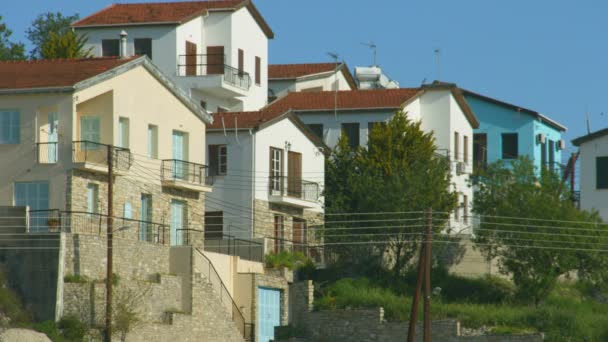 Hermosas casas de campo en pueblo de montaña. Vista pacífica. Establecimiento de tiro — Vídeo de stock