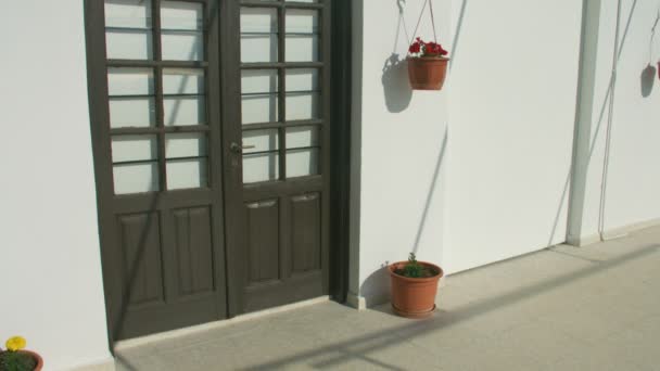 Panorama vertical de puertas de madera en casa privada. Tranquila ciudad turística fuera de temporada — Vídeo de stock