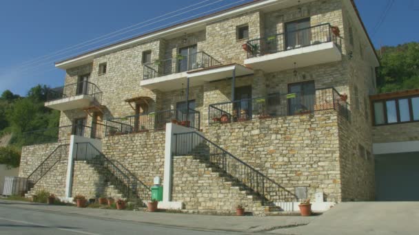 Casa de mampostería de dos pisos en la tranquila ciudad turística, estableciendo tiro. Villa de vacaciones — Vídeos de Stock