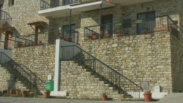 建物、カントリーハウス海辺のリゾート地に 2 階建ての石積みの垂直方向のパノラマ — ストック動画