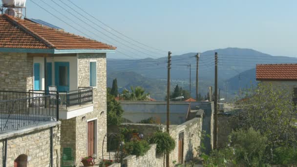 Maison et rue de vacances en maçonnerie, belles montagnes en arrière-plan, paysage — Video