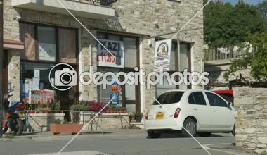 Küçük kolaylık mağaza, cadde görünümü ile bina duvar dikey Panoraması