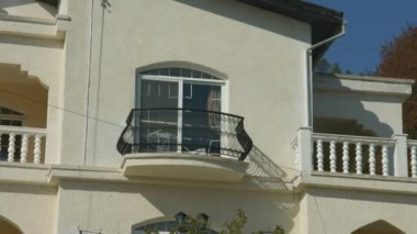 Pahalı konağının güzel balkon yakından bakmak. Vınlamak dışarı. Lüks residence