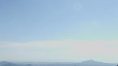 Mavi gökyüzü ve dağlar, güzel yeşil peyzaj turizm dikey Panoraması