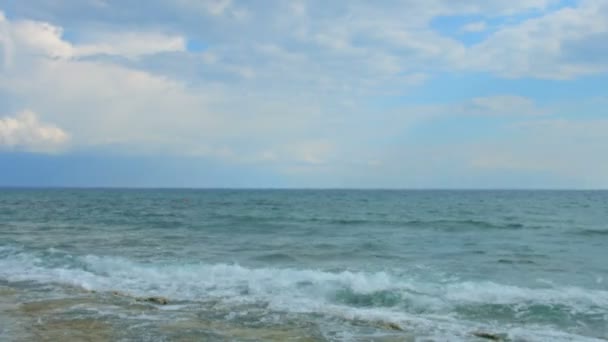 Samotna kobieta na plaży, biały szalik owinięty wokół jej ciała. Morskiego krajobrazu — Wideo stockowe