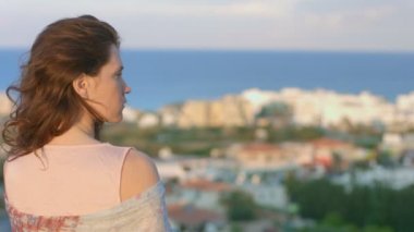 Gelecek hakkında düşünme yalnız kadın anıları, hatırlatarak. Deniz şehrin muhteşem görünümü